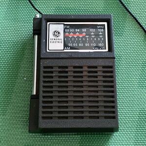General Electric Vintage 1967 AM FM Portable Transistor Radio Model 7-2506 A